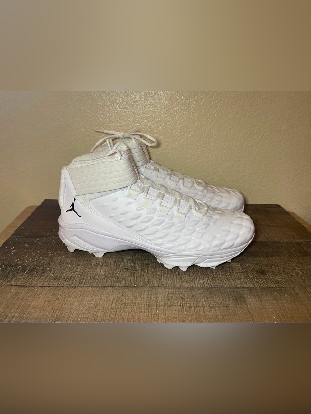 Jordan Force Savage Pro 2 Shark Football Cleats.
- Size 15 Men.